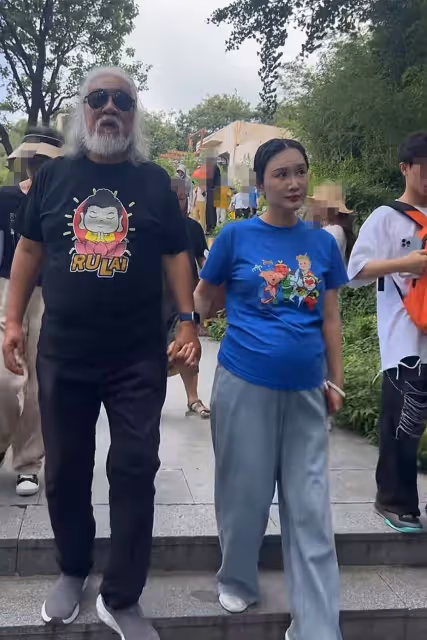 張紀中陪杜星霖回娘家,大熱天爬花果山,給孩子們講西遊故事