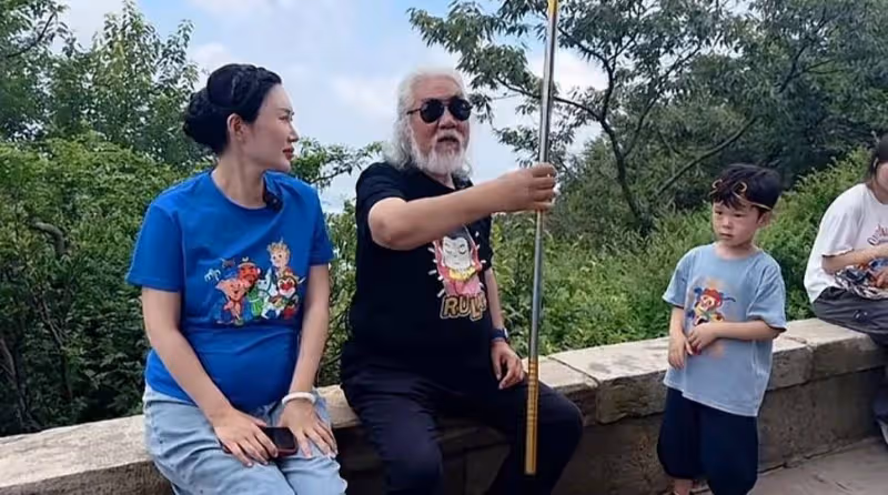 張紀中陪杜星霖回娘家,大熱天爬花果山,給孩子們講西遊故事