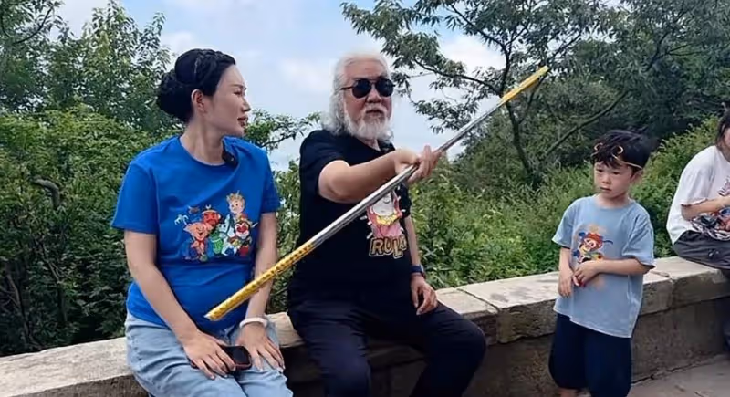 張紀中陪杜星霖回娘家,大熱天爬花果山,給孩子們講西遊故事