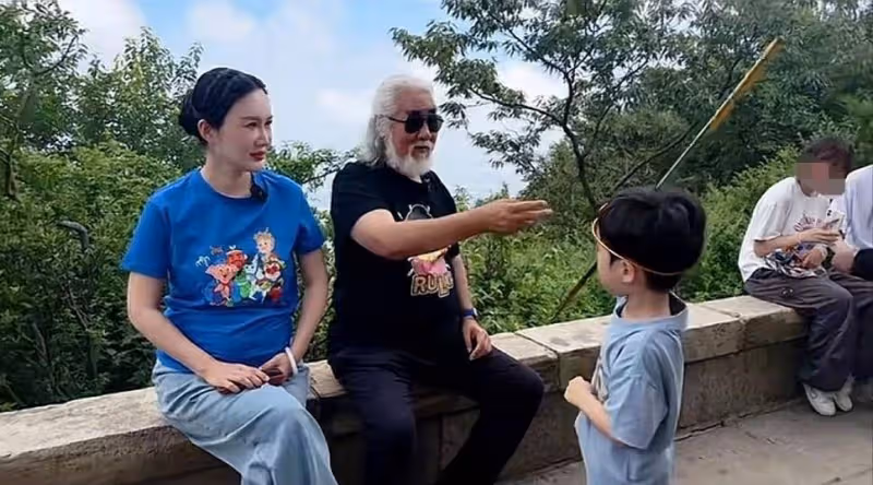 張紀中陪杜星霖回娘家,大熱天爬花果山,給孩子們講西遊故事