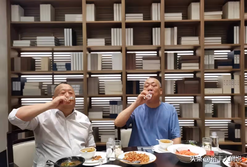 河南富豪崔培軍山西豪宅曝光!餐廳內放大量書籍,庭院古樸且奢華