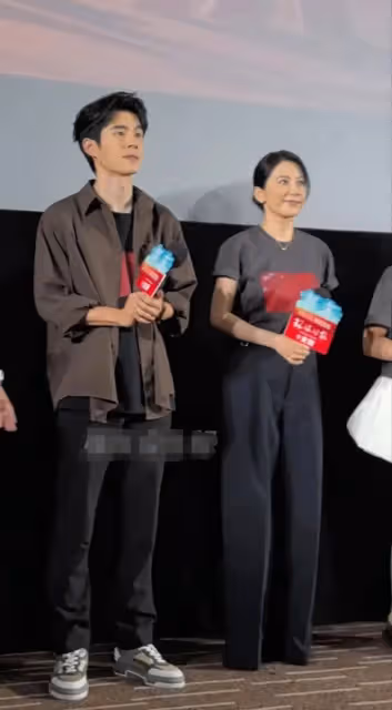 俞飛鴻現身電影首映禮,53歲真實顏值曝光,和真實年齡很搭很真實