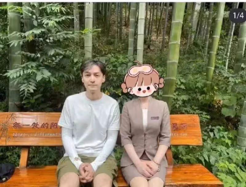 網友偶遇胡歌外出散步，獲大方合影心情超贊，胡歌頭上白髮太明顯
