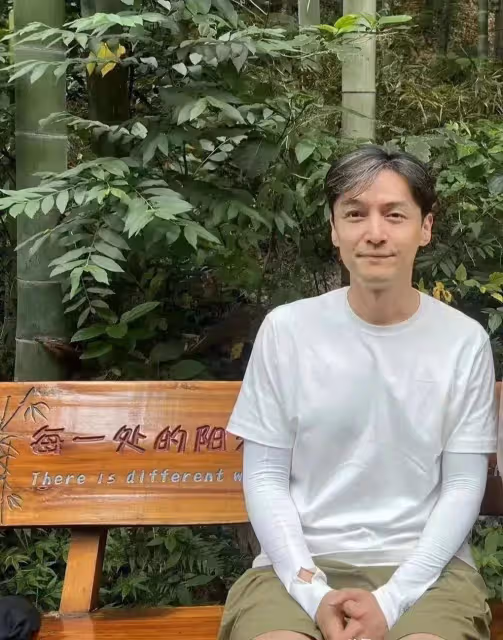 網友偶遇胡歌外出散步，獲大方合影心情超贊，胡歌頭上白髮太明顯