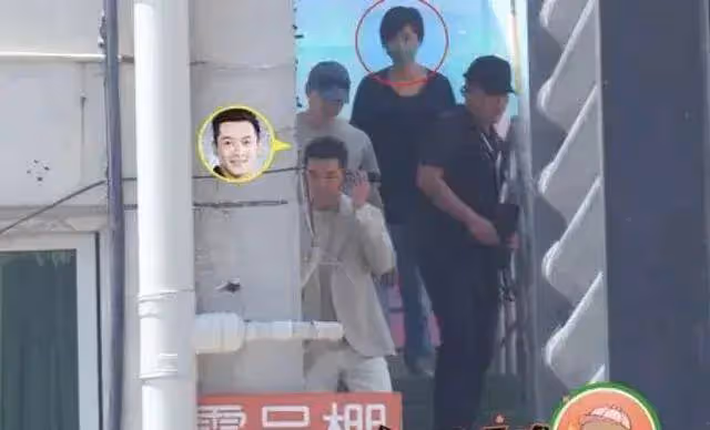 網友偶遇胡歌外出散步，獲大方合影心情超贊，胡歌頭上白髮太明顯