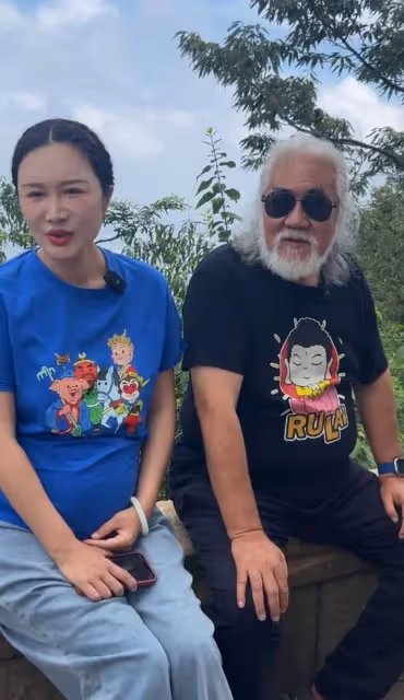 張紀中夫婦現身花果山遊玩,穿情侶裝好甜蜜,張紀中扎辮子顯瀟灑