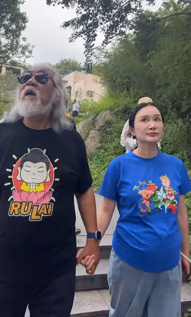 張紀中夫婦現身花果山遊玩,穿情侶裝好甜蜜,張紀中扎辮子顯瀟灑