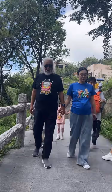 張紀中夫婦現身花果山遊玩,穿情侶裝好甜蜜,張紀中扎辮子顯瀟灑