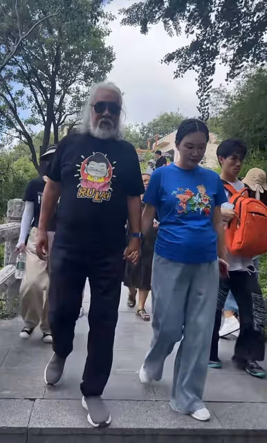 張紀中夫婦現身花果山遊玩,穿情侶裝好甜蜜,張紀中扎辮子顯瀟灑