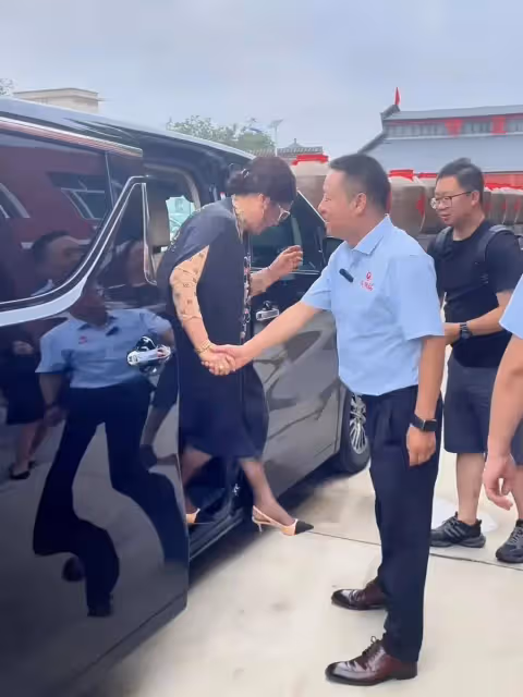五嬸終於出鏡,楊議帶老婆現身,回應網友質疑,五嬸氣質超好