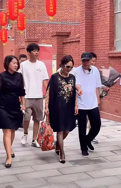 五嬸終於出鏡,楊議帶老婆現身,回應網友質疑,五嬸氣質超好