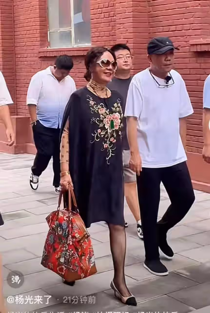 五嬸終於出鏡,楊議帶老婆現身,回應網友質疑,五嬸氣質超好