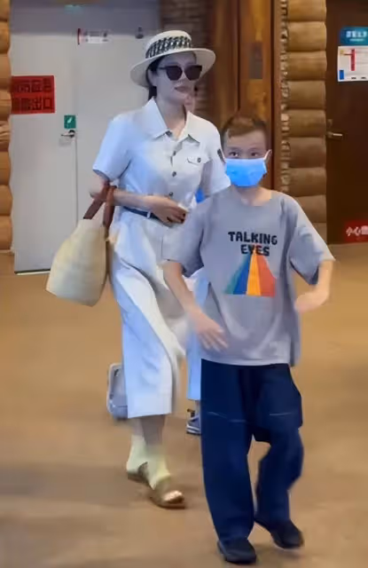 楊樂樂帶兒子出門遊玩,9歲小沐沐眉眼神似汪涵