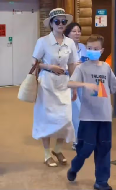 楊樂樂帶兒子出門遊玩,9歲小沐沐眉眼神似汪涵