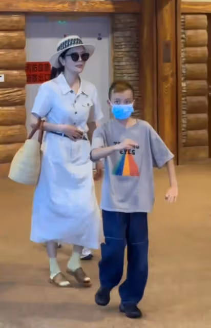 楊樂樂帶兒子出門遊玩,9歲小沐沐眉眼神似汪涵