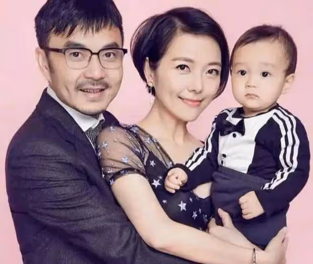 楊樂樂帶兒子出門遊玩,9歲小沐沐眉眼神似汪涵