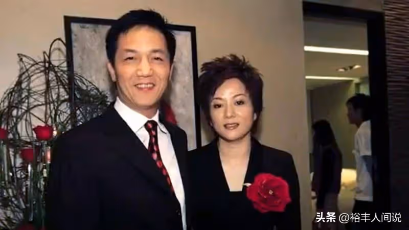 曝前上海首富周正毅近況!戴百萬名表打耳釘,裝扮新潮雪茄不離手