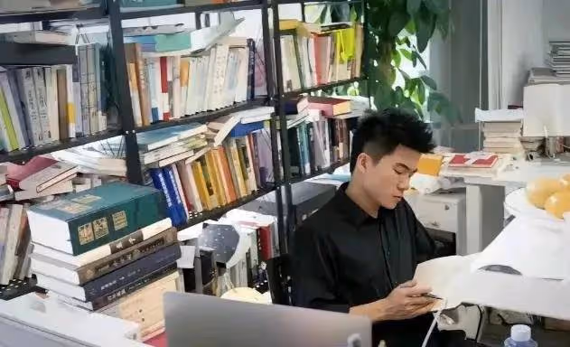 董宇輝離職原因公布,董宇輝走了!俞敏洪支持他單飛,到底誰是最後贏家?
