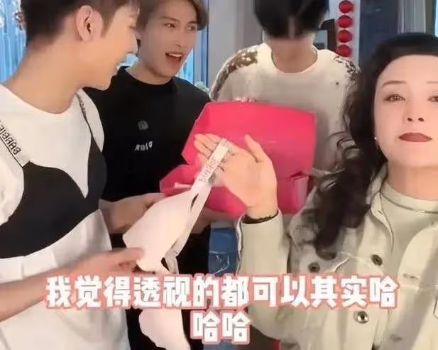 霸氣!張蘭在直播中怒斥大S經紀人:「你主子納稅了嗎?再廢話就查你!」