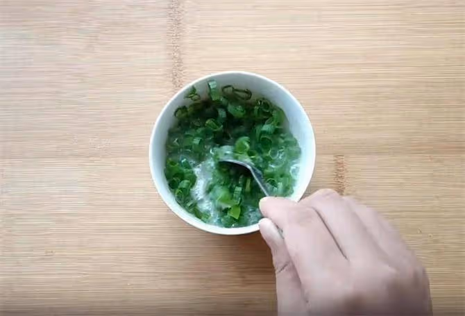 蔥油餅好吃有秘訣,不用燙麵,只需掌握2個方法,柔軟勁道層次多