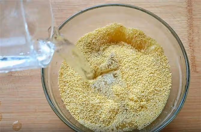 一碗小米加點麵粉,教你做小米烤餅,2分鐘出鍋,蓬鬆暄軟吃不夠