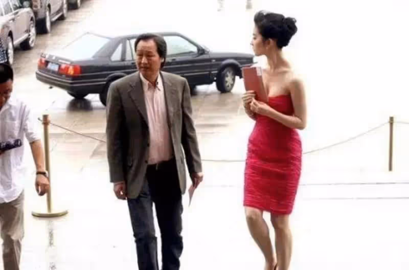 為何35歲的劉亦菲無人敢娶?看完她和乾爹的私密合照,網友:這誰受得了?