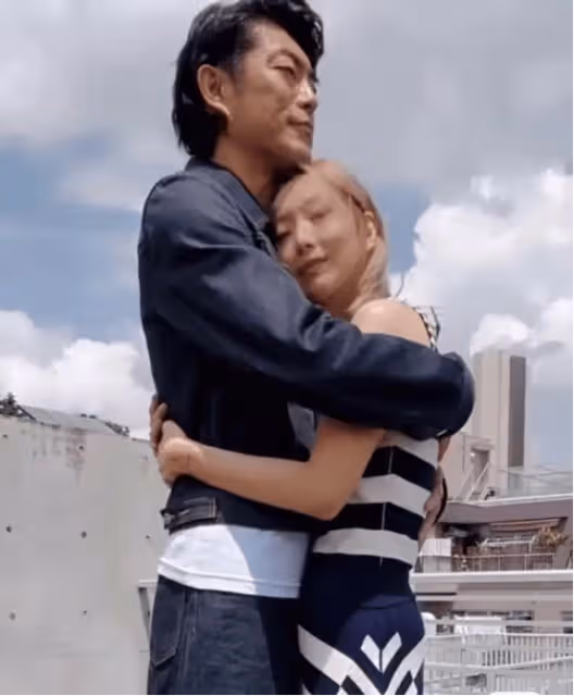 鄭秀文與戲中初戀擁抱久久不撒手，與「日本古天樂」驚喜合體，網友直呼太甜