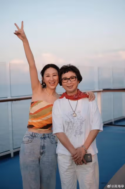 TVB花旦高海寧為母慶生,兩母女戴12萬勞力士,一家合照太幸福