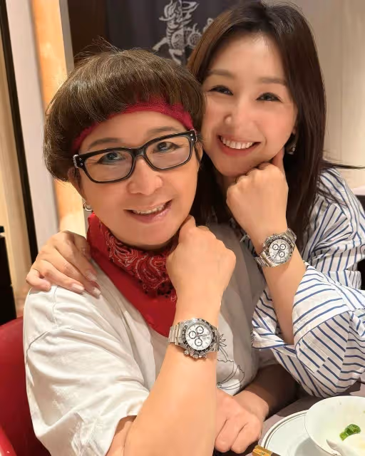 TVB花旦高海寧為母慶生,兩母女戴12萬勞力士,一家合照太幸福