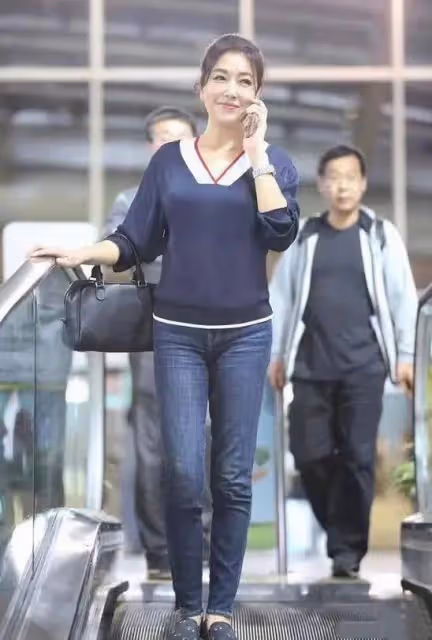 被55歲江珊驚艷了!不刻意扮嫩、不博眼球,打扮簡約素雅很有氣質