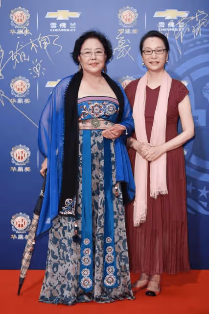 斯琴高娃和奚美娟都是老藝術家,同穿長裙氣質不同,但看著都很美