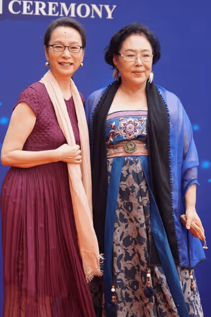 斯琴高娃和奚美娟都是老藝術家,同穿長裙氣質不同,但看著都很美