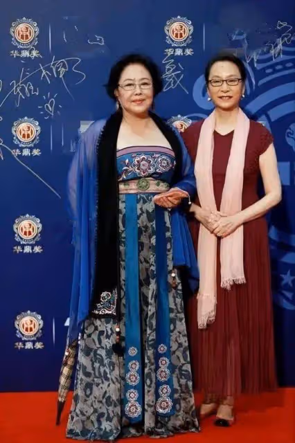 斯琴高娃和奚美娟都是老藝術家,同穿長裙氣質不同,但看著都很美