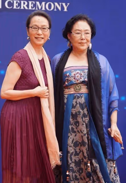 斯琴高娃和奚美娟都是老藝術家,同穿長裙氣質不同,但看著都很美