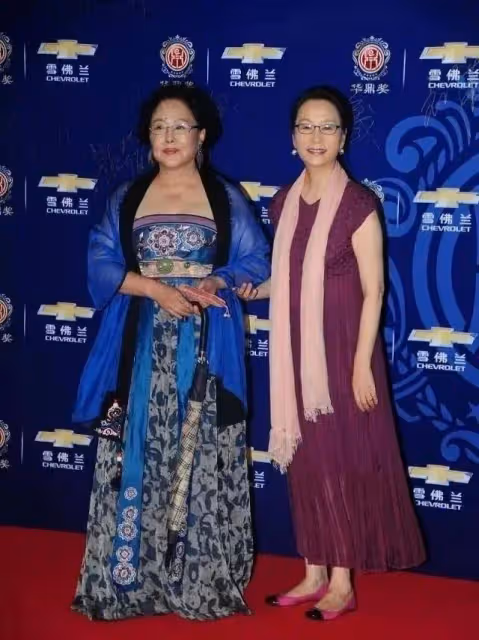 斯琴高娃和奚美娟都是老藝術家,同穿長裙氣質不同,但看著都很美