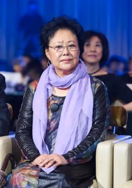 斯琴高娃和奚美娟都是老藝術家,同穿長裙氣質不同,但看著都很美