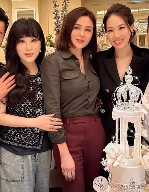 63歲關之琳與閨蜜聚會,穿萬元襯衫貴氣逼人,站C位大搶風頭!