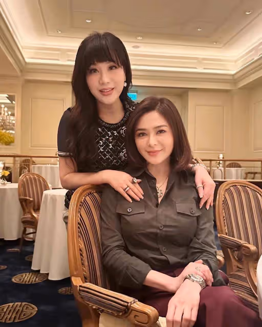 63歲關之琳與閨蜜聚會,穿萬元襯衫貴氣逼人,站C位大搶風頭!