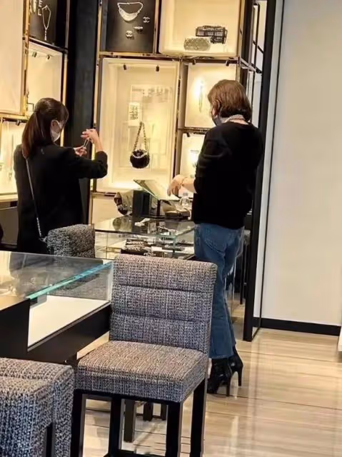 63歲關之琳與閨蜜聚會,穿萬元襯衫貴氣逼人,站C位大搶風頭!