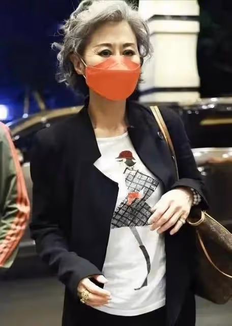 62歲葉倩文驚艷到我!留燙卷短髮穿衣精緻,從容老去的樣子太優雅