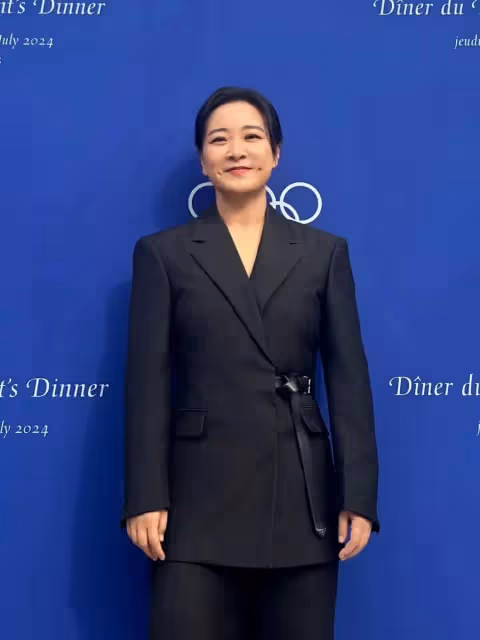 賈玲亮相巴黎奧委會主席晚宴,穿黑色西裝自信幹練
