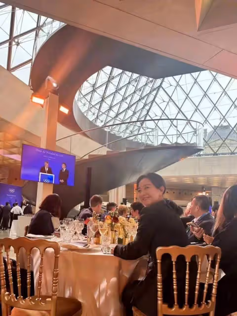 賈玲亮相巴黎奧委會主席晚宴,穿黑色西裝自信幹練