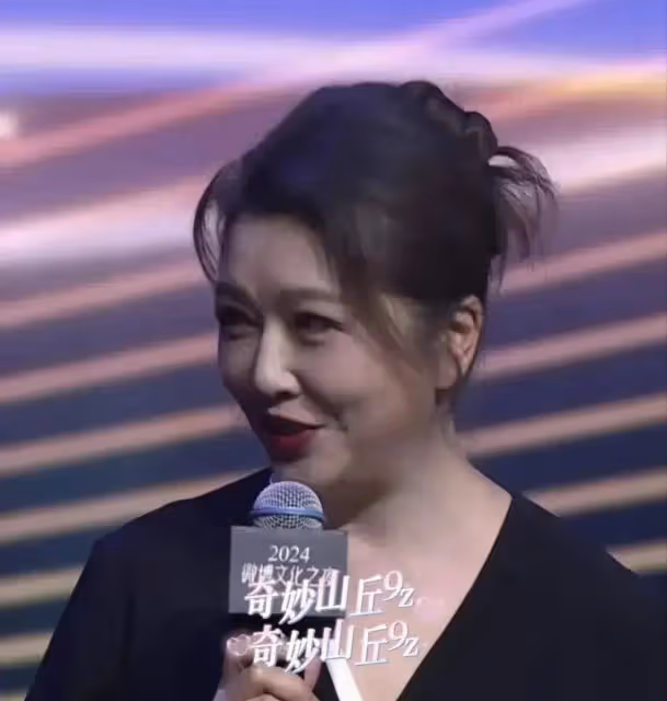 江珊活動生圖曝光,本人發福變胖科技感十足,網友吐槽像劉曉慶