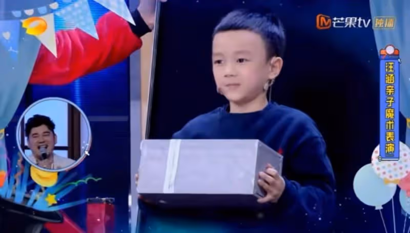 汪涵楊樂樂兒子這麼大了!沐沐和媽媽外出被偶遇,髮型很有個性