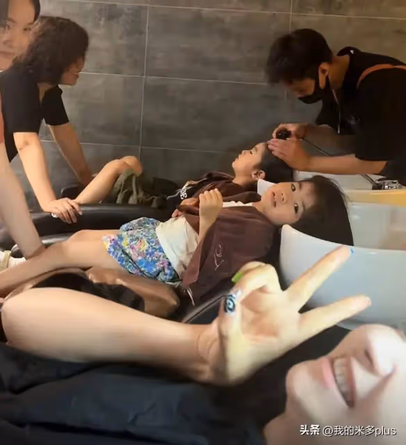 姜潮老婆帶兒女回新疆,艾米麗不到3歲就燙頭,丹尼爾新髮型超帥