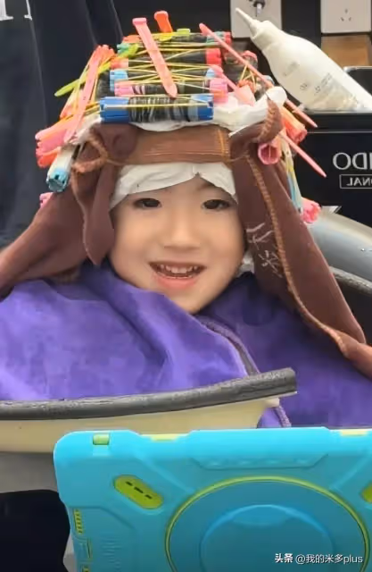 姜潮老婆帶兒女回新疆,艾米麗不到3歲就燙頭,丹尼爾新髮型超帥