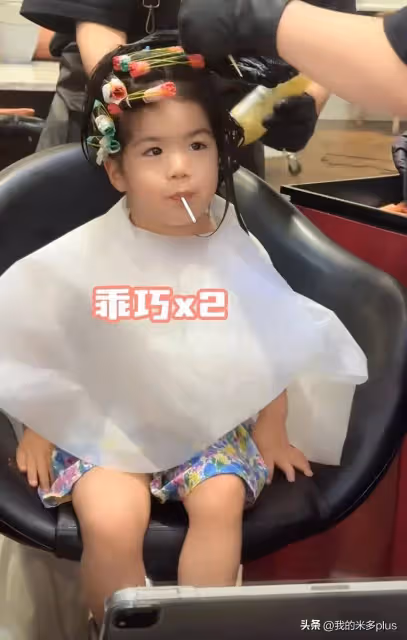 姜潮老婆帶兒女回新疆,艾米麗不到3歲就燙頭,丹尼爾新髮型超帥