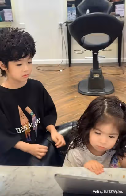 姜潮老婆帶兒女回新疆,艾米麗不到3歲就燙頭,丹尼爾新髮型超帥