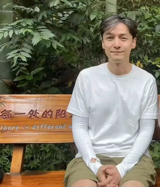 41歲胡歌近照狀態休閒又鬆弛!白頭髮搶鏡十分顯老