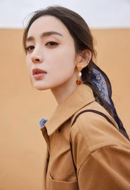 娜扎沙漠回眸又甜又酷,穿工裝褲雙腿修長比例超好